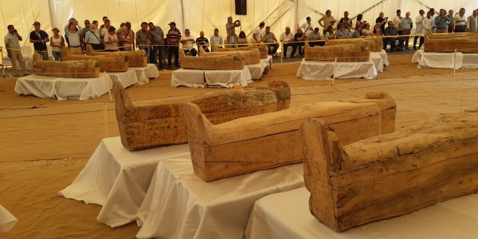اكتشاف 30 تابوتا خشبيا ملون تعود للأسرة 22 الفرعونية.. كانت محفوظة من السرقات
