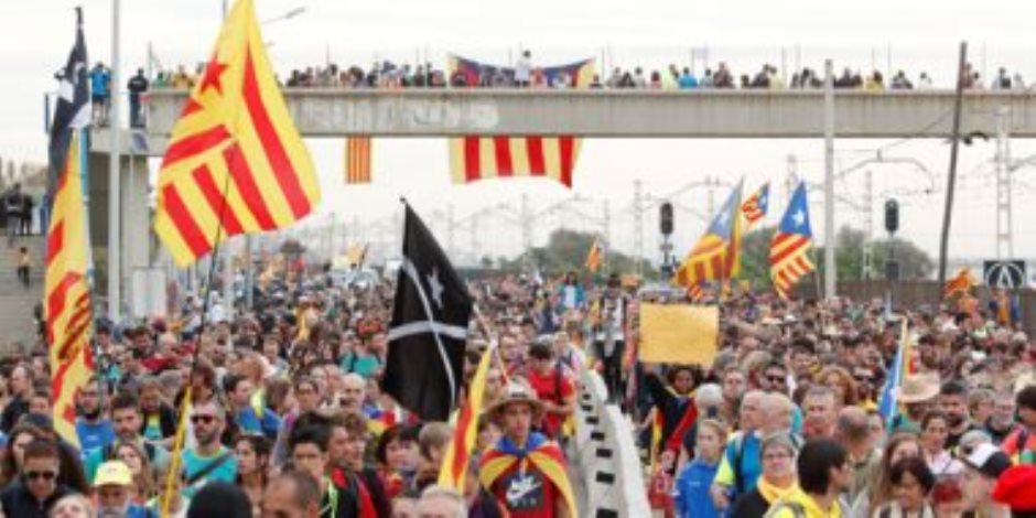 المظاهرات تحاصر برشلونة.. و«تسونامي الديمقراطية» متهمة بإشعال الاحتجاجات