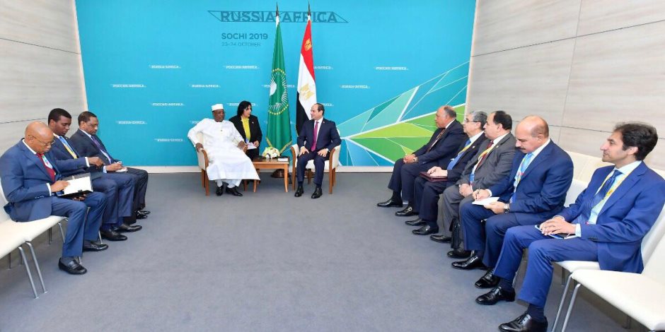 السيسى يلتقى رئيس تشاد فى سوتشى لبحث التعاون الأمنى والاستخباراتى ضد الإرهاب