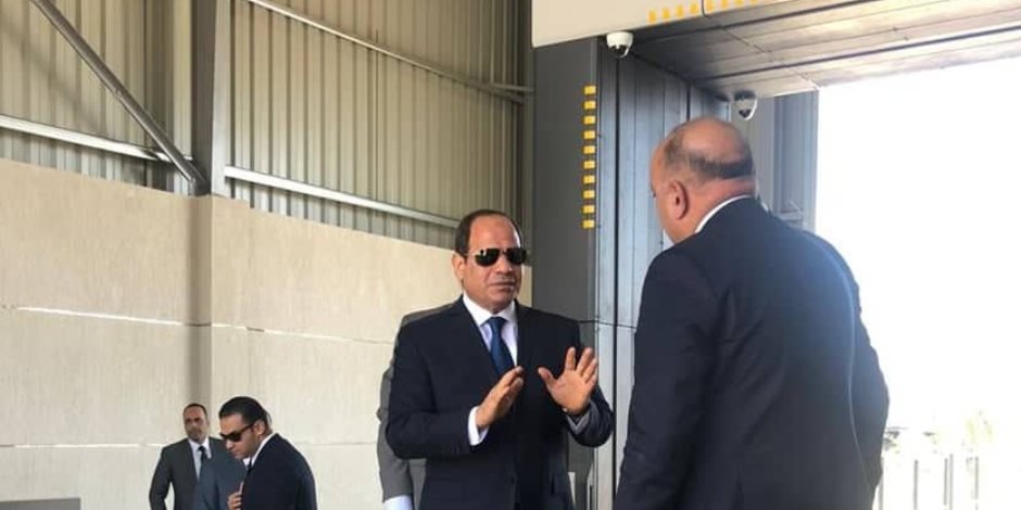 الرئيس السيسي يتفقد نقاط التفتيش وفحص السيارات بالتمركز الأمني في شرم الشيخ