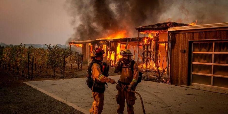 في كاليفورنيا الأمر كارثي للغاية.. الحرائق تآكل مزيدا من الأراضي و180 ألف مواطنا تركوا منازلهم
