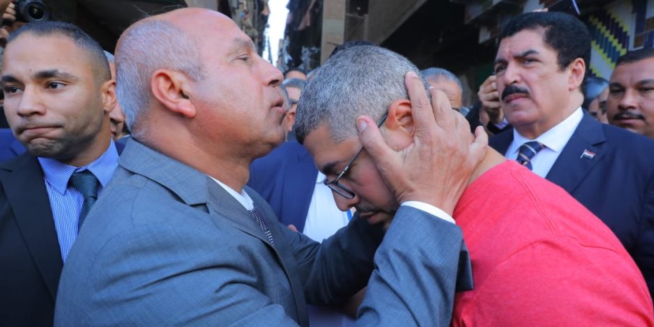 وزير النقل يقبل رأس شقيق ضحية حادث قطار الأسكندرية: حق أخوك هيرجع (فيديو وصور)