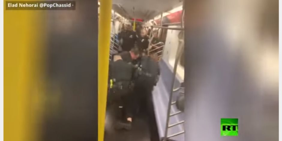 لعدم امتلاكه تذكرة.. الشرطة تقتحم قطار مترو الأنفاق في نيويورك للقبض على راكب (فيديو)
