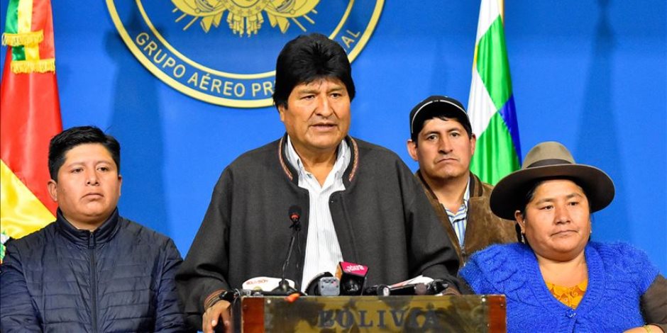 بعد ضغوط من الجيش والشرطة.. رئيس بوليفيا يستقيل من منصبه (القصة الكاملة)