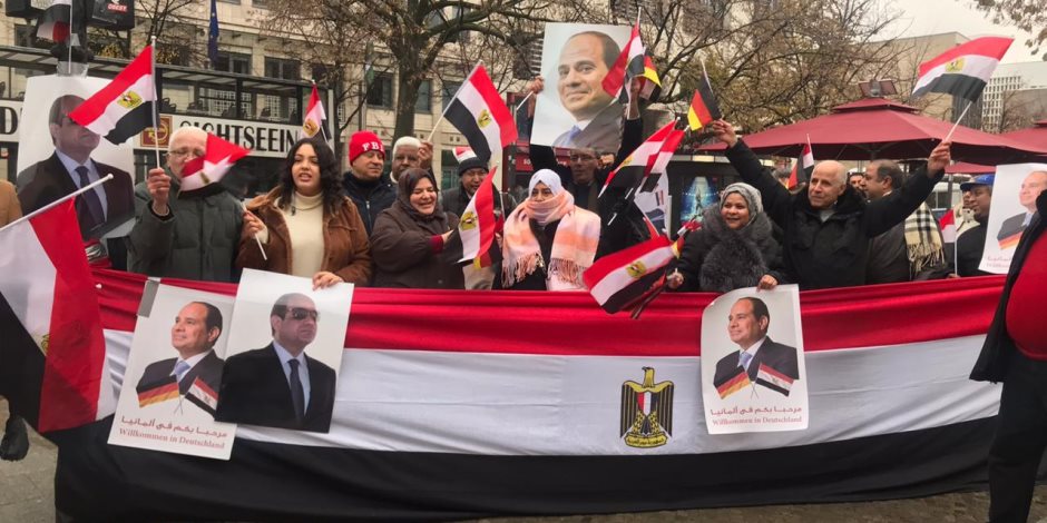 زغاريد وهتافات «تحيا مصر» في استقبال الرئيس السيسي فور وصوله مقر إقامته بألمانيا