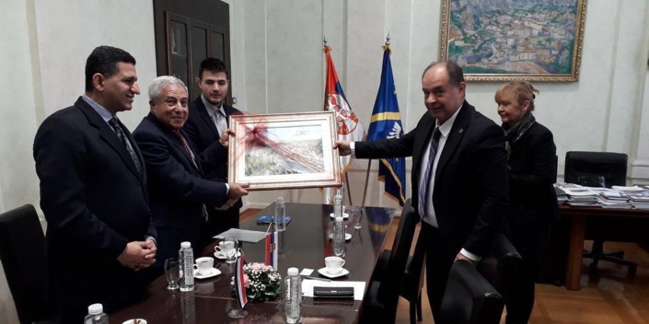محافظ أسوان يوقع مذكرة توأمة مع عمدة مدينة "أوجتسا" الصربية لتعزيز التعاون الاقتصادى والثقافى