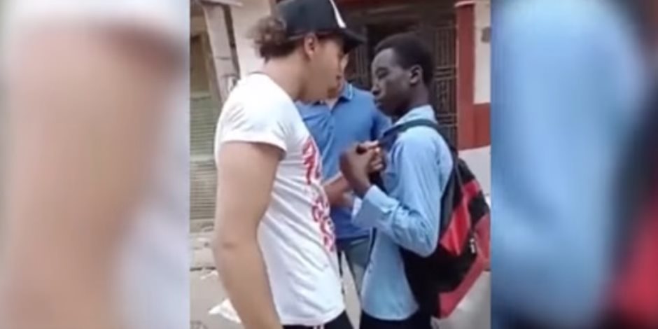 متهمو فيديو التنمر على طالب إفريقي يعترفون بجريمتهم أمام النيابة العامة