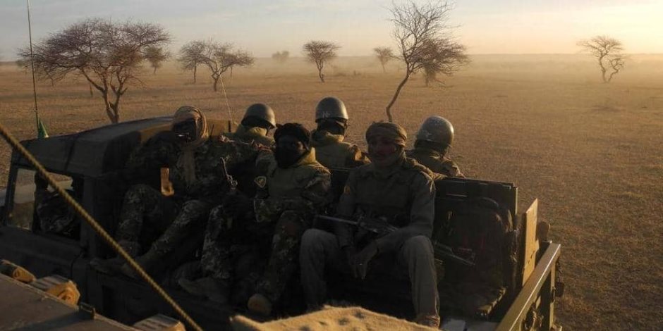 داعش والقاعدة في الساحل.. تفاصيل مقتل 24 جنديا بـ«مالي» 