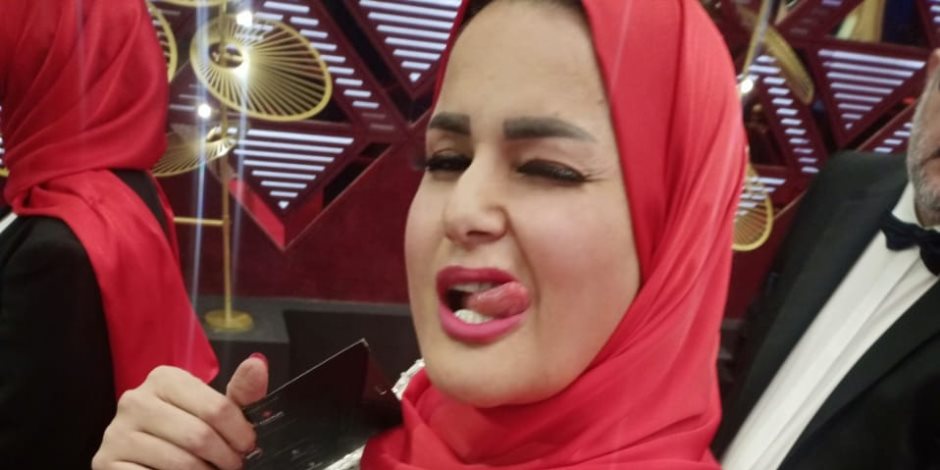 سما المصرى كل حاجة وعكسها.. ترتدي الحجاب على فستان «مثير» في افتتاح مهرجان القاهرة السينمائي
