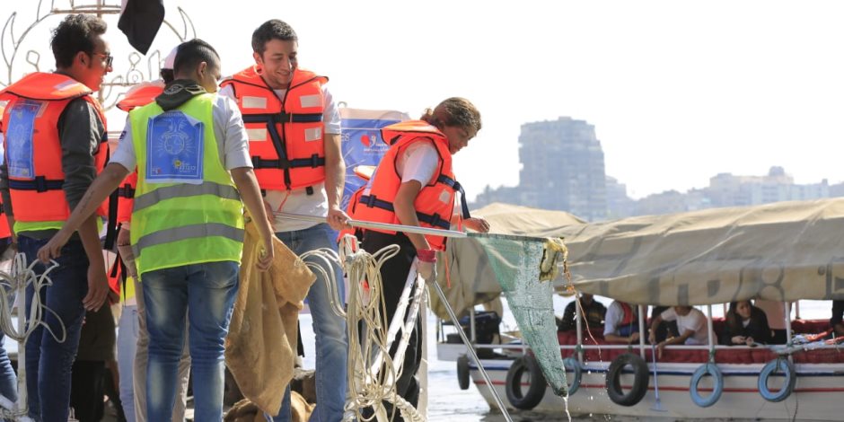 «شباب بتحب مصر» تنظف النيل بمشاركة 192 متطوعا وتجمع 1.5 طن مخلفات (صور)