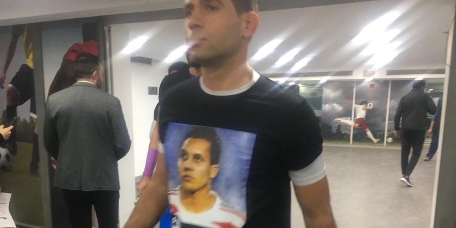 لاعبو الزمالك يرتدون تيشيرت عليه صورة الراحل علاء على