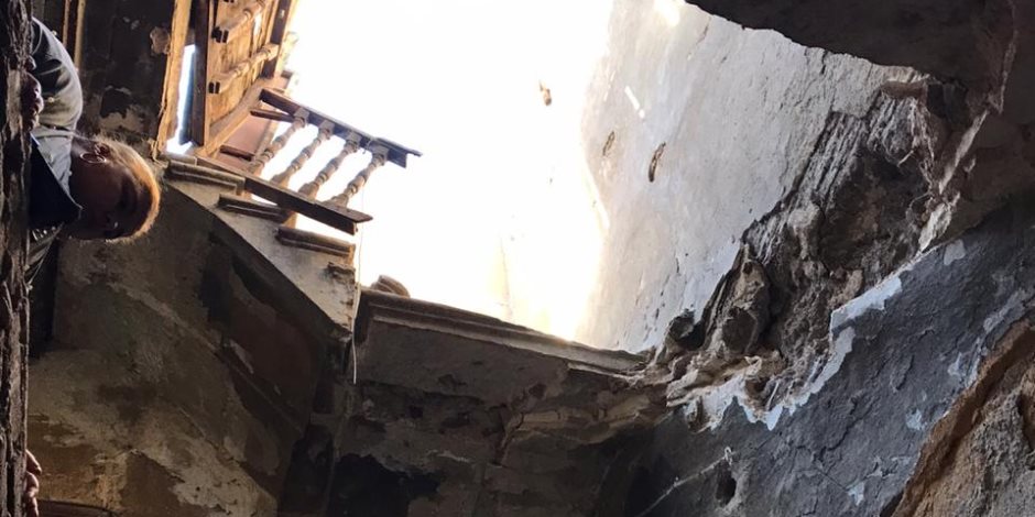 الحماية المدنية بالقاهرة تنقذ سيدتين وخمسة أطفال بعد انهيار سلم عقار بباب الشعرية (صور)