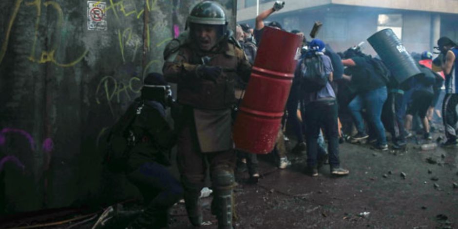 جولة في صحف العالم.. استمرار الاشتباكات بين المتظاهرين والأمن في تشيلي 
