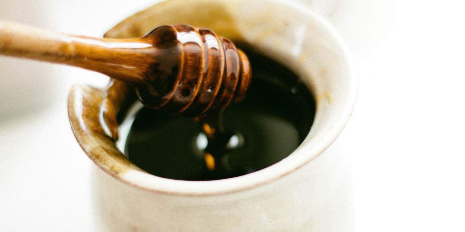 تعالج الشعر التالف.. 4 وصفات طبيعة من العسل الأسود