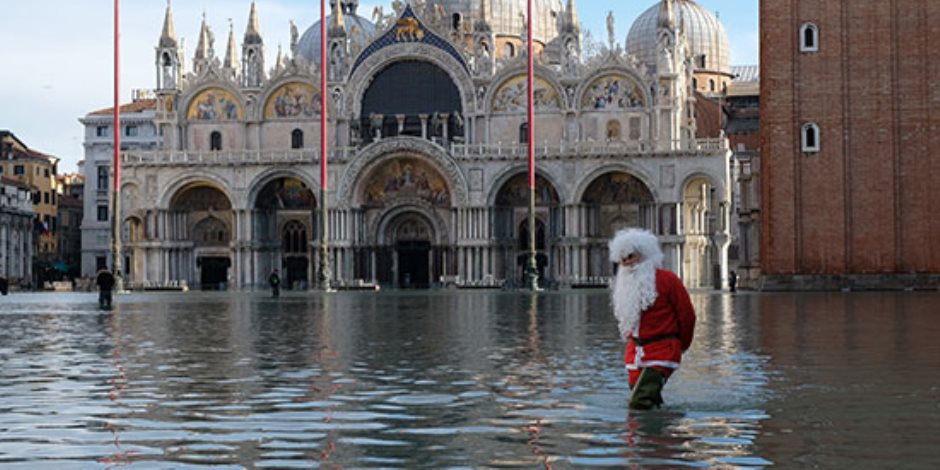 جولة مكوكية حول العالم.. بابا نويل يحتفل بالكريسماس.. وغرق حاوية فى الإكوادور.. وكاتدرائية نوتردام 