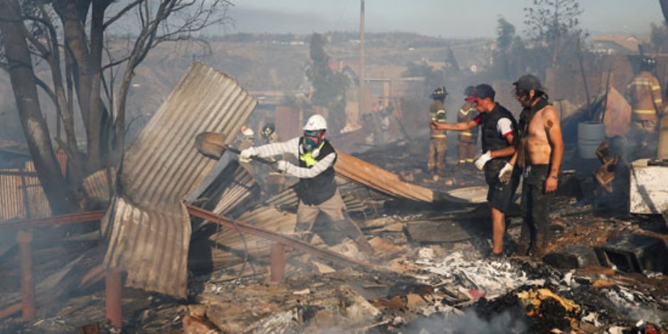 جولة في صحف العالم.. حريق هائل يلتهم عشرات المنازل في تشيلي 