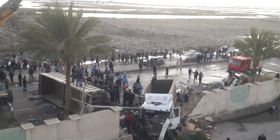 مصرع 18 شخصا في حادث تصادم سيارة نقل وأتوبيس ببورسعيد (صور)