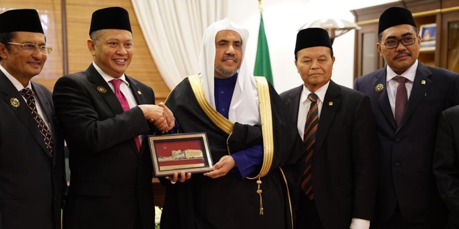 أمين رابطة العالم الإسلامي يجتمع برئيس المجلس الشعبي الإندونيسي 