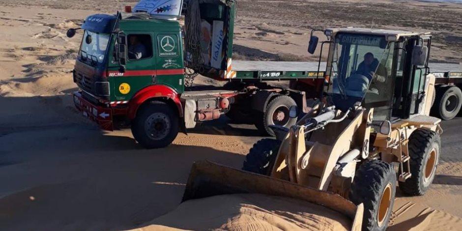 تغلق الطرق.. الرمال المتحركة صداع في رأس المسئولين بشمال سيناء (صور)