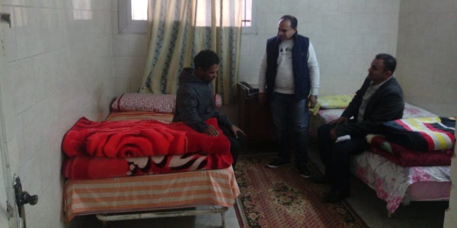 بعد 31 عاما في الشارع.. التدخل السريع ينقذ «خالد» من داخل صندوق حديدي