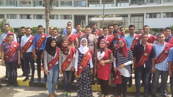 طلاب جامعة القناة يحتفلون بتحرير سيناء مع مصابي الجيش طلاب جامعة القناة يحتفلون بتحرير سيناء مع مصابي الجيش