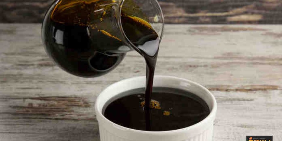 يزيد المناعة ويحمي من فقر الدم .. فوائد تناول العسل الأسود على الريق