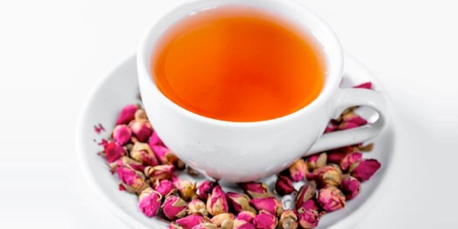 يمنع السكري ويفقد الوزن ويقوي المناعة.. الفوائد الصحية لشاي ثمر الورد