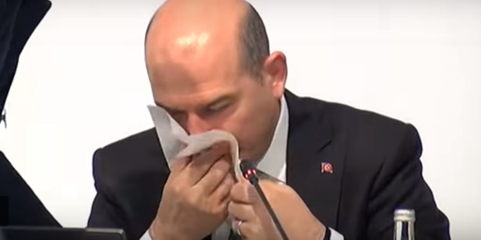 تكهنات عن مرض خطير.. وزير الداخلية التركي ينزف دما أثناء مؤتمر صحفي (فيديو)