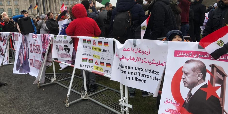 متظاهرون يطالبون مؤتمر برلين بمنع التدخلات التركية في ليبيا 