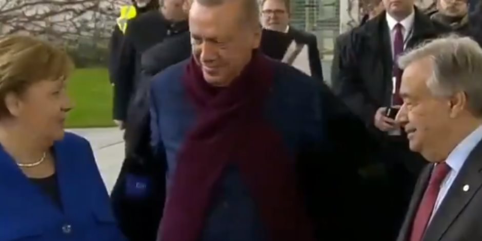 «البالطو لا.. البالطو اه».. غضب تركي من خلع أردوغان لملابسه أمام كاميرات العالم بقمة برلين (فيديو) 