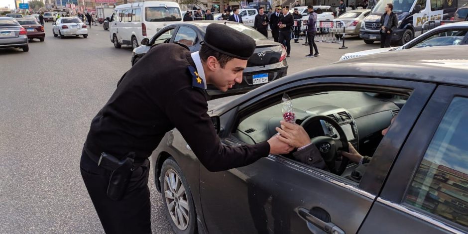 المصريون يحتفلون بعيد الشرطة مع الضباط في الشوارع والميادين (صور)