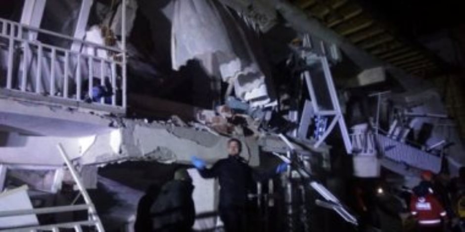  البنايات تترنح.. زلزال شرق تركيا يثير رعب المواطنين (فيديو) 