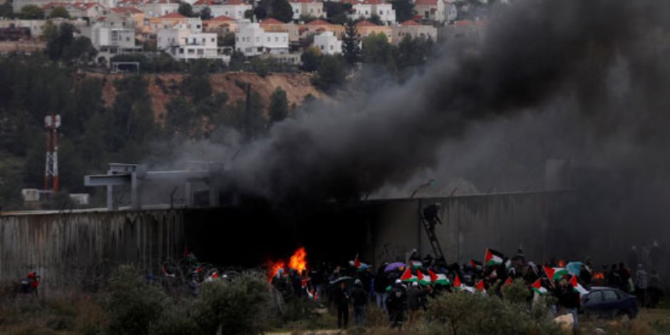 مواجهات بين الفلسطينيين وقوات الاحتلال في أريحا تسفر عن إصابات واختناقات  