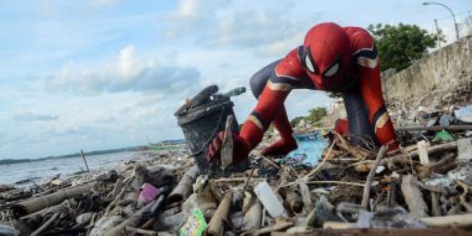 "سبايدر مان" يجمع القمامة على شواطئ إندونيسيا.. إيه حكايته؟