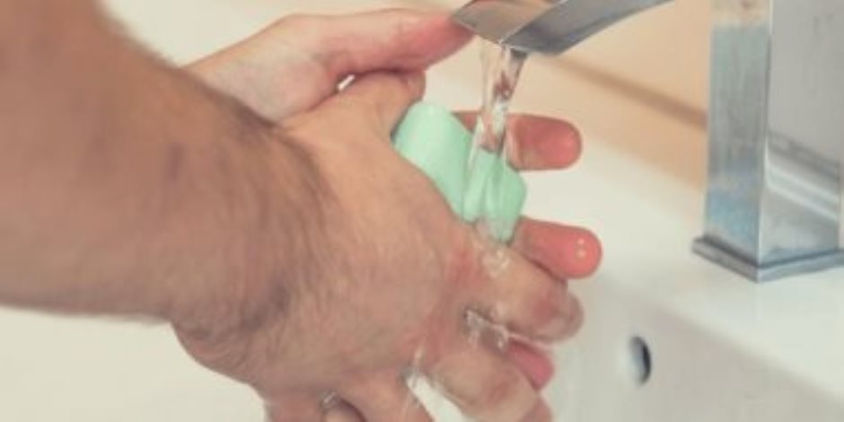CDC تكشف الطريقة الصحيحة لاستخدام مطهر اليد لقتل الجراثيم والوقاية من الأمراض