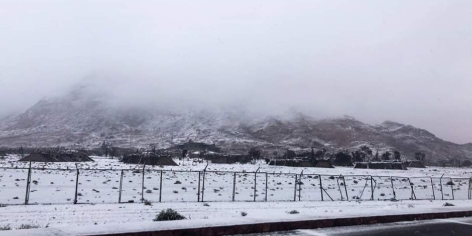 جبال كاترين تكتسي بالثلوج.. والأهالي: "تنعش السياحة وتجلب الرزق" (صور)