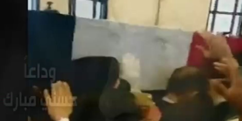 جمال مبارك يحمل نعش والده للصلاة عليه في مسجد المشير طنطاوي