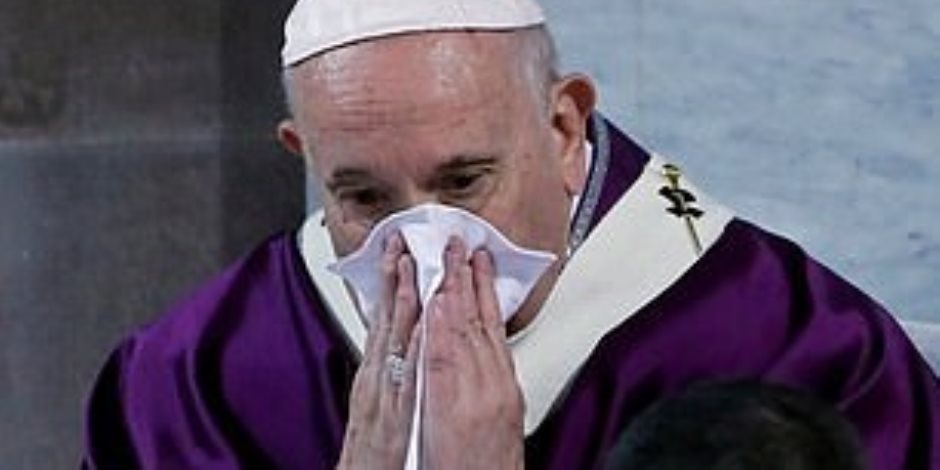 تفاصيل إصابة البابا فرانسيس بوعكة صحية  (صور)