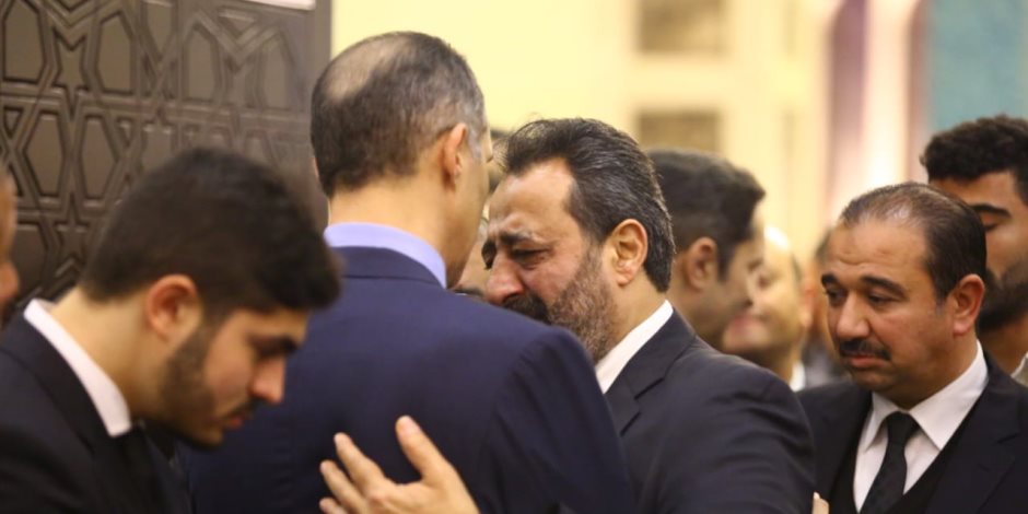 مجدي عبدالغني ينهار بالبكاء أثناء تقديم العزاء في وفاة «مبارك» (صور)