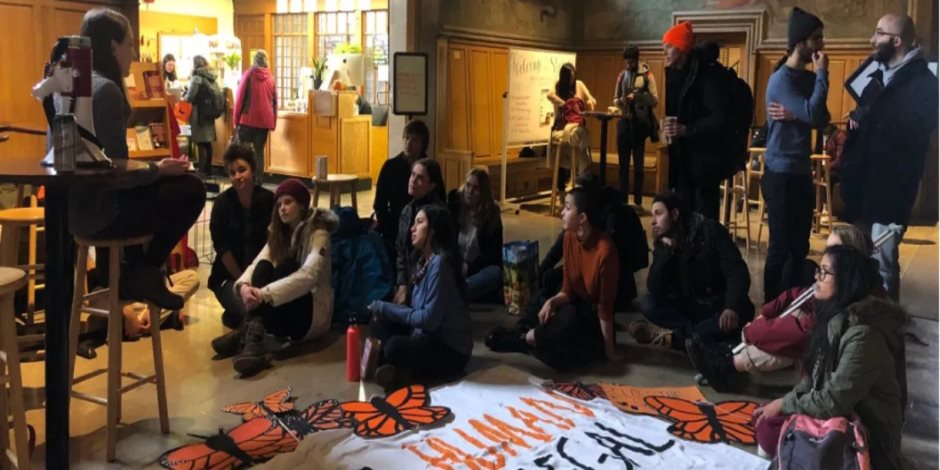 مسيرة طلابية في نيويورك ضد انتهاك حقوق العمال بالدوحة