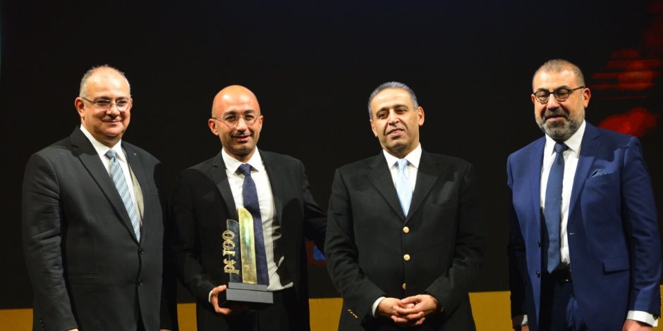 تكريم ياسر شاكر الرئيس التنفيذى والعضو المنتدب لشركة اورنج باحتفالية bt100