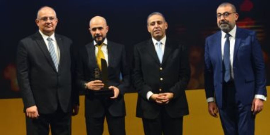 bt100 تمنح جائزة لخالد الطوخى رئيس أمناء جامعة مصر للعلوم والتكنولوجيا