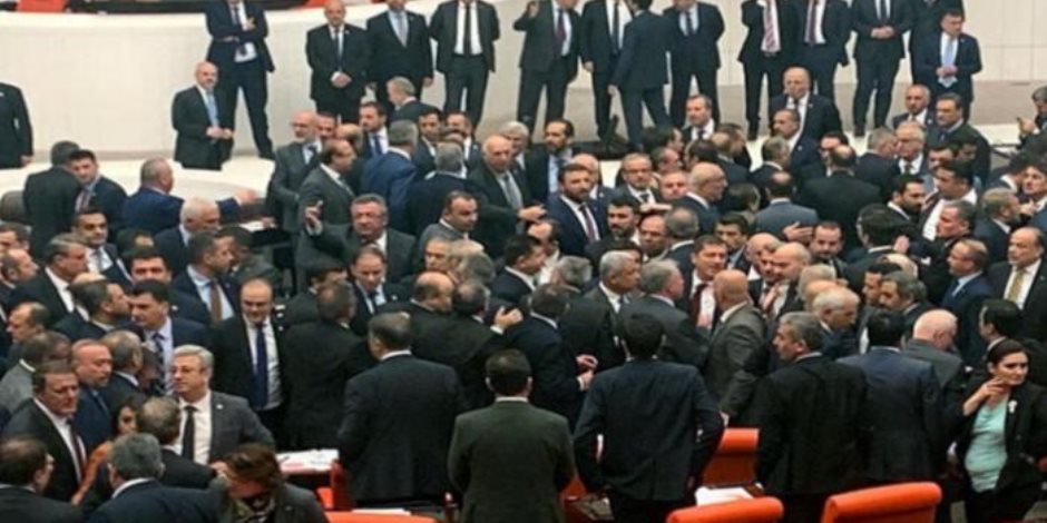 الديكتاتور  يواصل قمع المعارضة.. اتجاه لإسقاط عضوية برلماني انتقد أردوغان