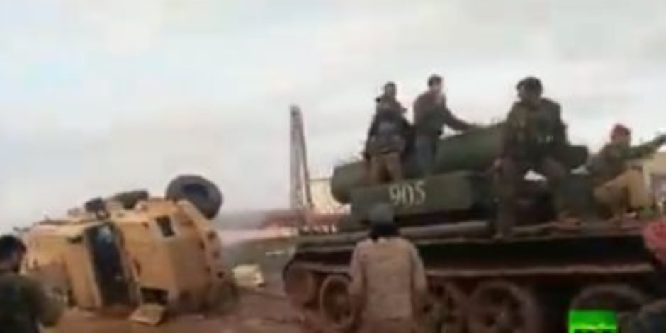 نجاحات الجيش السوري.. دبابة سورية تجر مصفحة تركية بعد فرار الجنود الأتراك (فيديو)