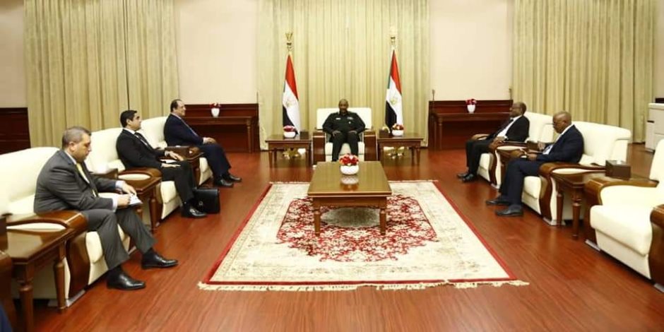 اللواء عباس كامل ينقل للبرهان تحيات الرئيس السيسي وتضامن مصر مع السودان في مواجهة الإرهاب