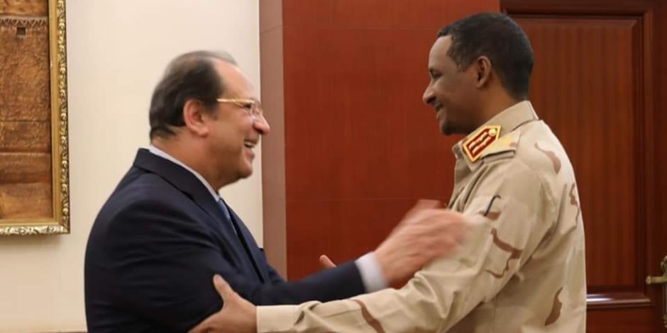 اللواء عباس كامل يؤكد لنائب رئيس مجلس السيادة السوداني دعم مصر السلطة الانتقالية