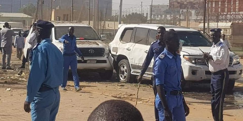 استهداف موكب رئيس الوزراء السوداني بسيارة مفخخة بالخرطوم استهداف موكب رئيس الوزراء السوداني بسيارة مفخخة بالخرطوم