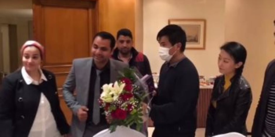 آسفين.. المصريون يقدمون الورود للشاب الصينى ضحية التنمر على الدائرى (صور وفيديو)