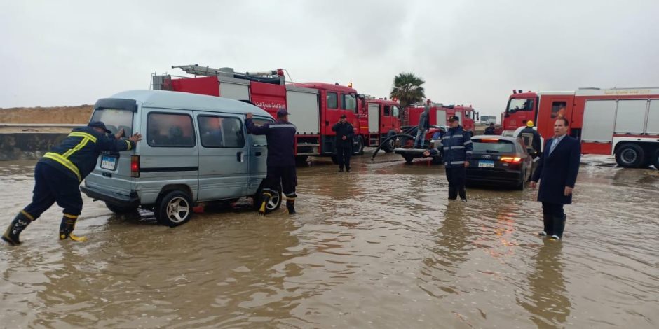 من الأسكندرية لأسوان.. الداخلية بقاداتها في الشوارع للإغاثة على الطرق وسحب مياه الأمطار (صور)