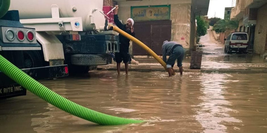 الدفع بسيارات كسح لسحب مياه الأمطار  من شوارع بئر العبد بشمال سيناء (صور)